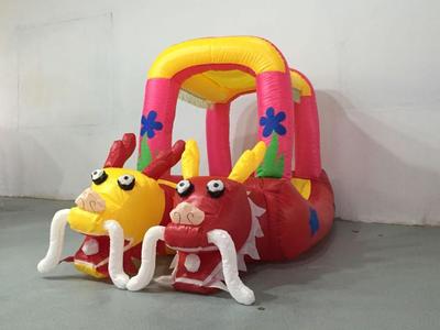 廠家直銷廣場(chǎng)游樂(lè)兒童玩具車(chē) 雙龍加蓬氣模充氣電瓶車(chē)圖片大全